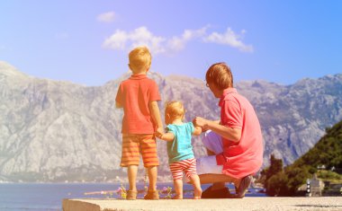 babası iki çocuk seyahat Dağları ile