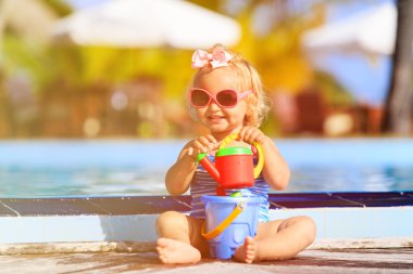 Plajı'nda yüzme havuzunda oynayan sevimli küçük kız