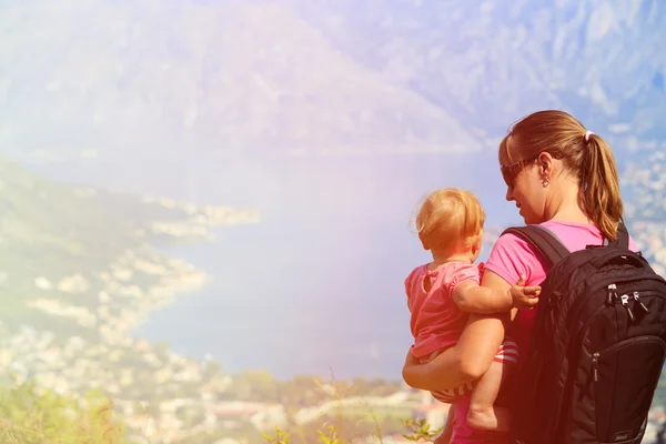 Mère avec petite fille regardant les montagnes — Photo