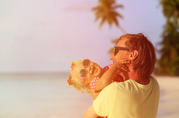 Padre y linda hija pequeña en la playa — Foto de Stock