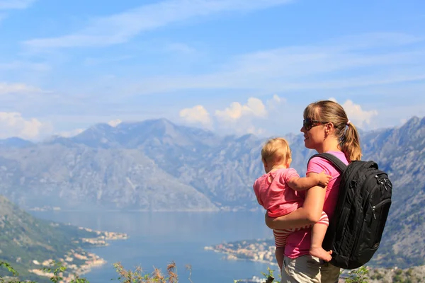 Mor med lilla dotter tittar på berg — Stockfoto