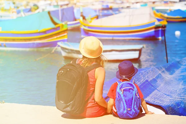 Мать и сын смотрят на традиционные лодки на Мальте — стоковое фото