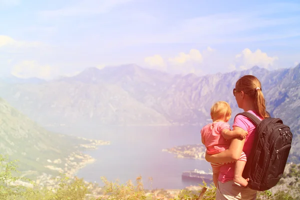 Mère avec petite fille regardant les montagnes — Photo