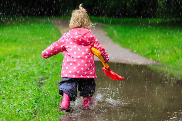 Niña jugar con el agua en primavera — Foto de Stock