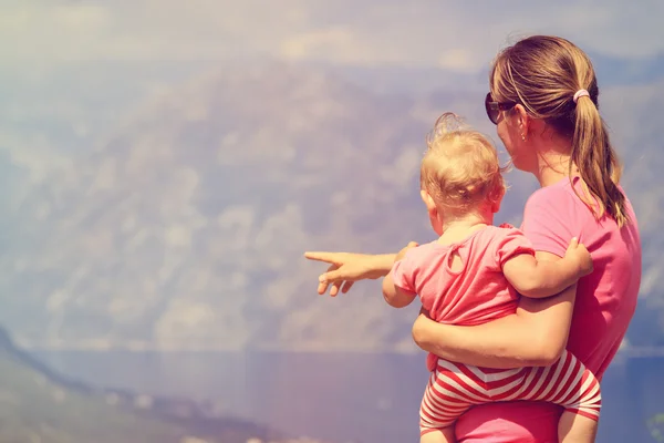 Mère avec petite fille voyage dans les montagnes Images De Stock Libres De Droits