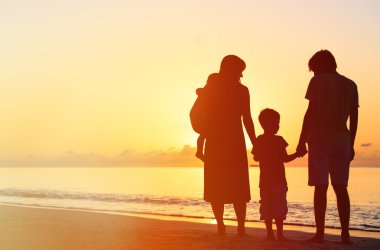 gün batımında iki çocuklu mutlu aile