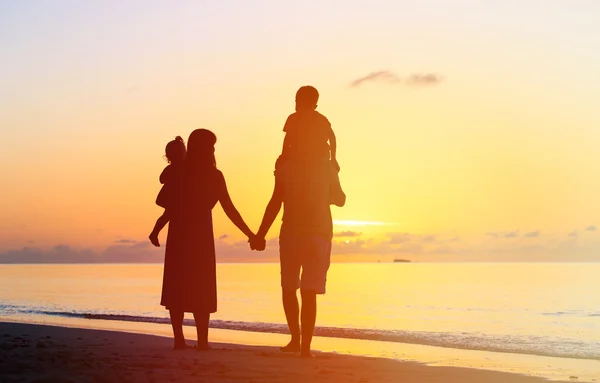 Boldog család, két gyerek, séta a naplemente — Stock Fotó