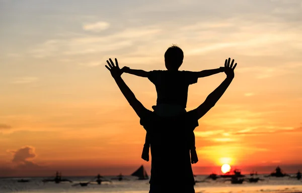 Père et fils sur la plage du coucher du soleil — Photo