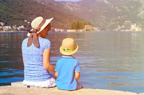 Mãe e filho olhando para a vista cênica em Montenegro — Fotografia de Stock