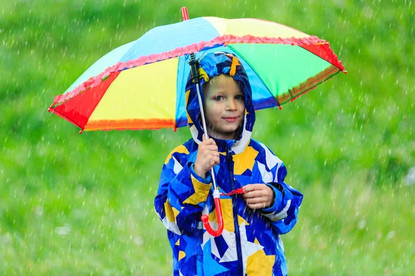 Renkli şemsiye açık havada olan şirin küçük çocuk — Stok fotoğraf