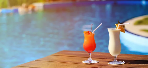 豪華な熱帯のビーチでカクテル 2 杯 — ストック写真