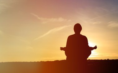 günbatımı gökyüzü Yoga yapan erkek