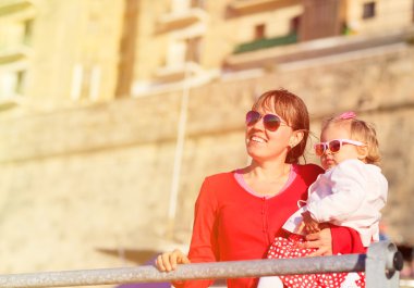 Anne ve küçük kızı Malta'da seyahat