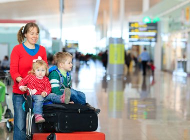 Aile iki çocukla seyahat havaalanında