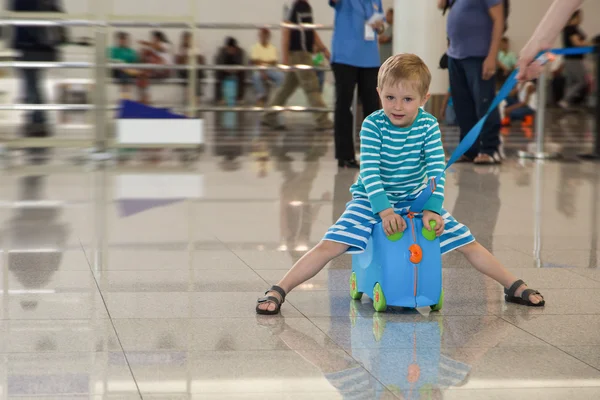 Lindo niño esperando en el aeropuerto — Foto de Stock