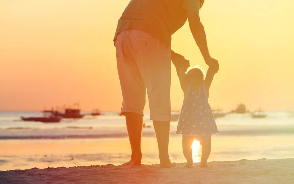 Silhouette de père et petite fille au coucher du soleil — Photo