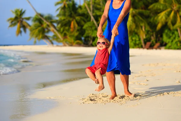 Mãe e filha brincando na praia — Fotografia de Stock