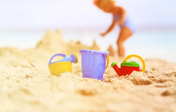 Crianças brinquedos e menina construção sandcastle — Fotografia de Stock