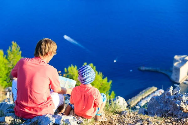 Padre e hijo pequeño mirando la vista panorámica en Croacia — Foto de Stock