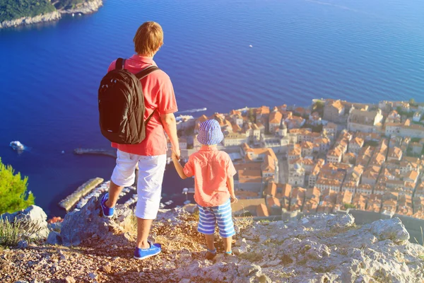 Padre e hijo viajan en Europa, Croacia — Foto de Stock