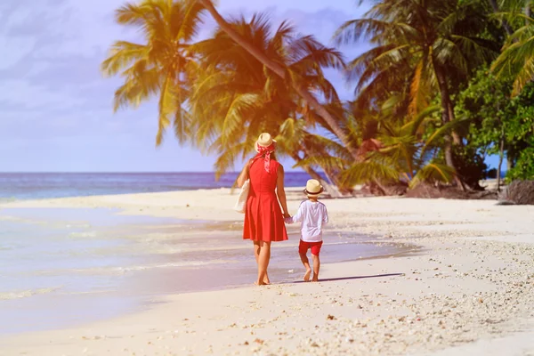 Madre e figlio camminano sulla spiaggia estiva — Foto Stock