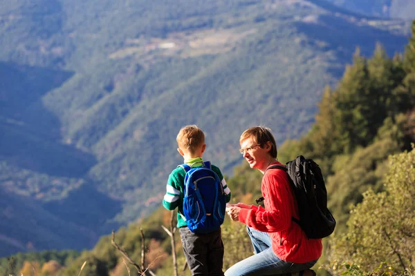 Viaggio padre e figlio in montagna guardando la mappa — Foto Stock