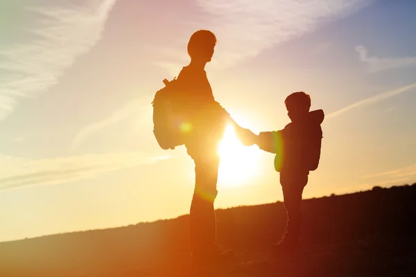 Vader en zoon reizen bij zonsondergang — Stockfoto