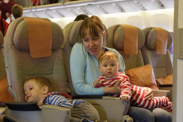 Madre con dos hijos viajan en avión — Foto de Stock