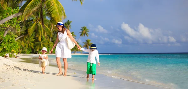 Madre y dos niños caminando en la playa tropical —  Fotos de Stock