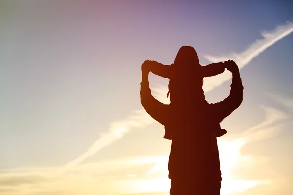 Silhouette of father and little daughter at sunset — Stock Photo, Image