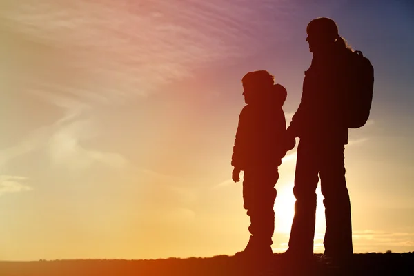 Madre e hijo viajan al atardecer — Foto de Stock