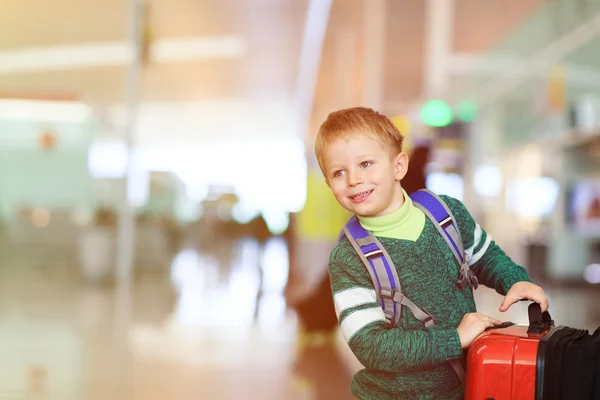 Liten pojke resor på flygplatsen — Stockfoto