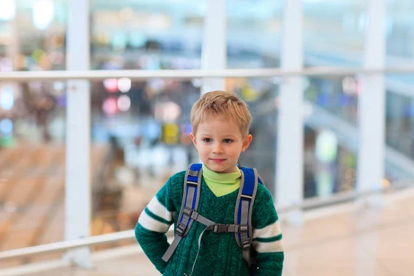 Маленький хлопчик з рюкзаком подорожує в аеропорту — стокове фото