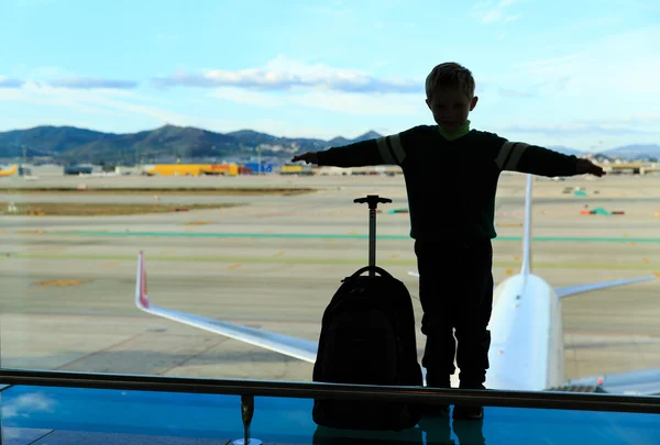 Niño pequeño con maleta esperando en el aeropuerto — Foto de Stock