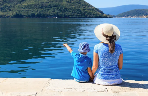 Madre e figlio guardando vista panoramica in Montenegro — Foto Stock