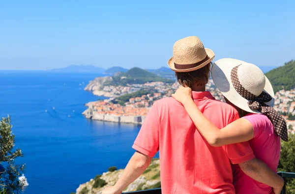 Šťastný pár na letní dovolenou v Dubrovníku (Chorvatsko) — Stock fotografie