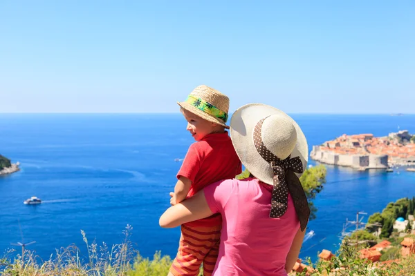 Mor och son på semester i Dubrovnik, Kroatien — Stockfoto
