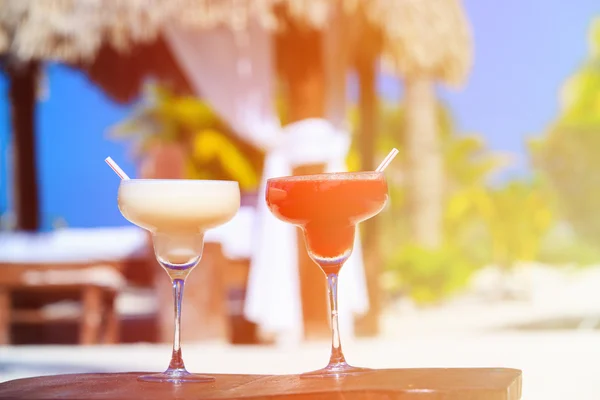 豪華な熱帯のビーチでカクテル 2 杯 — ストック写真