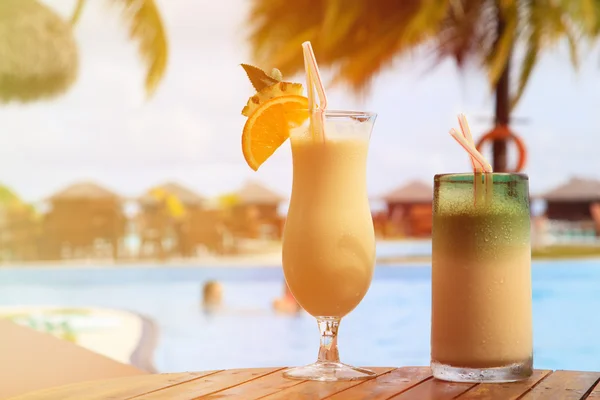两个鸡尾酒在奢侈品上的海滩度假村 — 图库照片