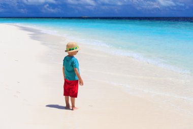 küçük çocuk tropikal beach adlı arıyorsunuz