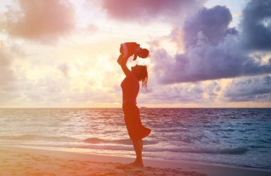 Anne ve kızı sunset beach adlı eğleniyor