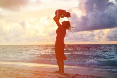 Anne ve kızı sunset beach adlı eğleniyor