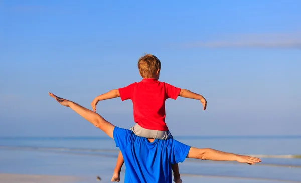 Feliz padre e hijo jugando en el mar —  Fotos de Stock