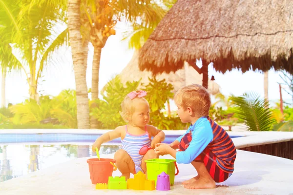 Ragazzino e bambina che giocano in spiaggia — Foto Stock