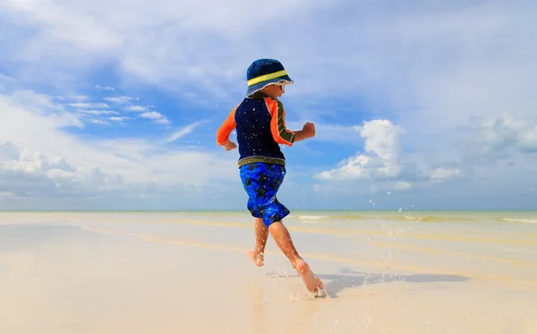 Szczęśliwy chłopiec działa na plaży — Zdjęcie stockowe