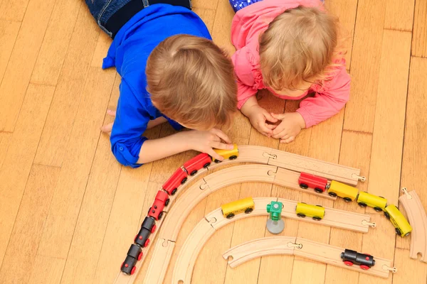 Τα παιδιά που παίζουν με το σιδηρόδρομο και τα τρένα εσωτερική — Φωτογραφία Αρχείου