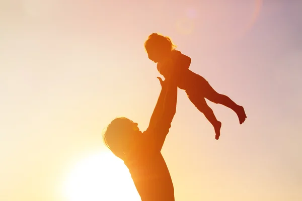 Father and little daughter playing at sunset — Stock Photo, Image