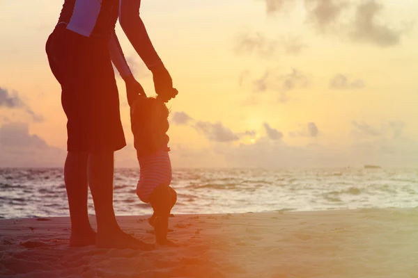 Silhouette von Vater und kleiner Tochter beim Sonnenuntergang — Stockfoto