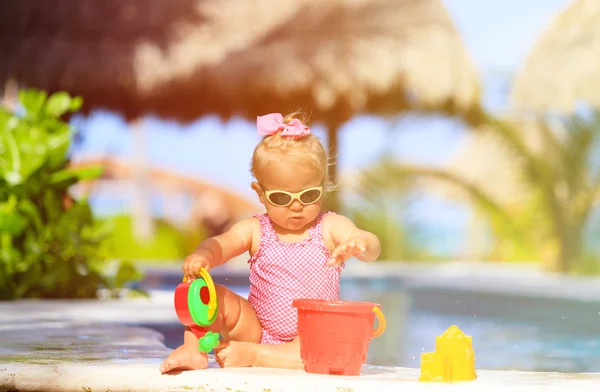 Bonito criança menina jogar na piscina na praia — Fotografia de Stock