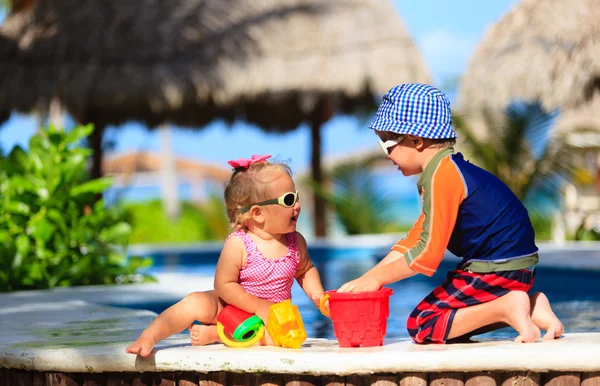 Mały chłopiec i malucha dziewczyna gra na plaży — Zdjęcie stockowe